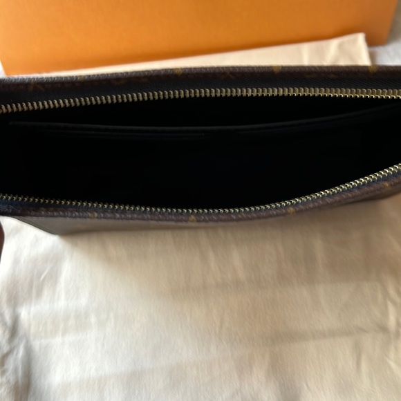 🛵 LOUIS VUITTON TOILETRY POUCH 26 🛵 - Picture 12 of 15